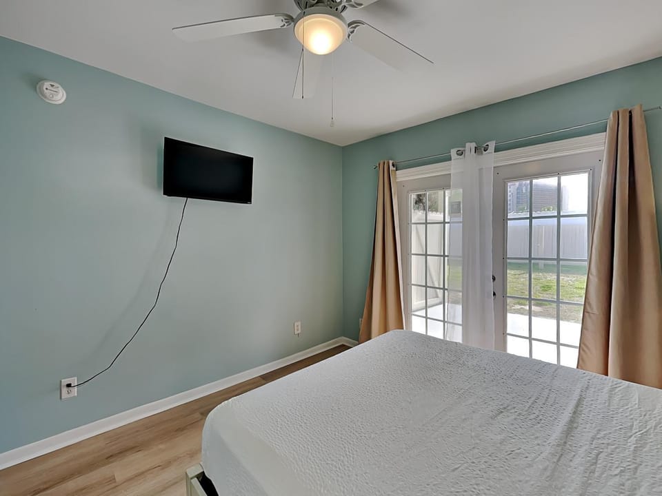 Bed, TV and multimedia, Bedroom