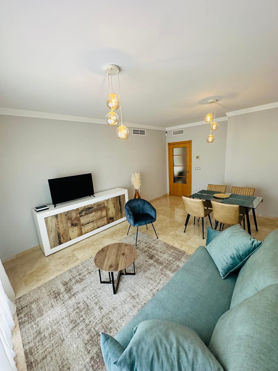 Communal lounge/ TV room, TV and multimedia, Living room, Seating area, Dining area