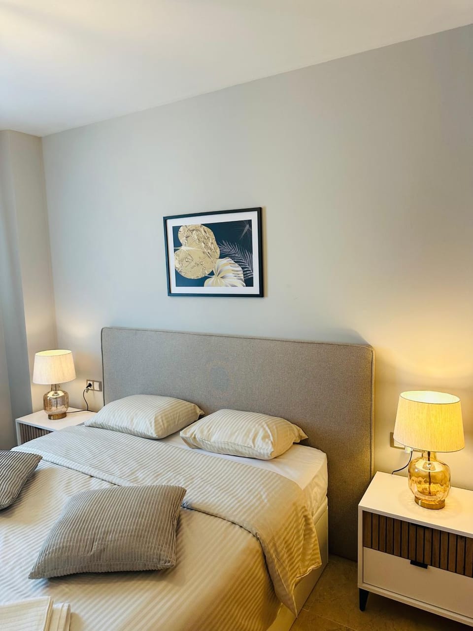 Bed, Photo of the whole room, Seating area, Bedroom