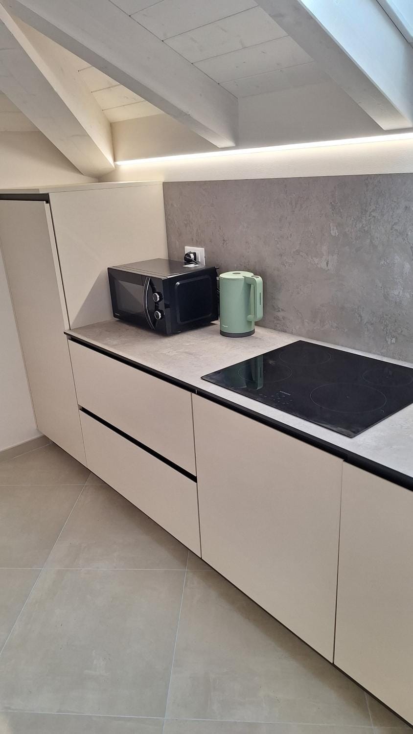 Coffee/tea facilities, Kitchen or kitchenette, microwave, oven, stove