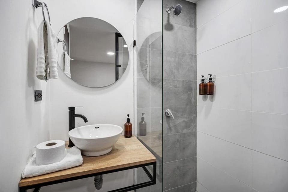 MAKONDO - Large Jacuzzi and AC on Main Provenza St Apartment in Medellin