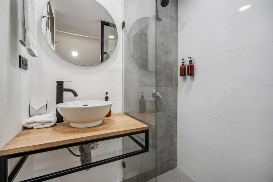 MAKONDO - Large Jacuzzi and AC on Main Provenza St Apartment in Medellin