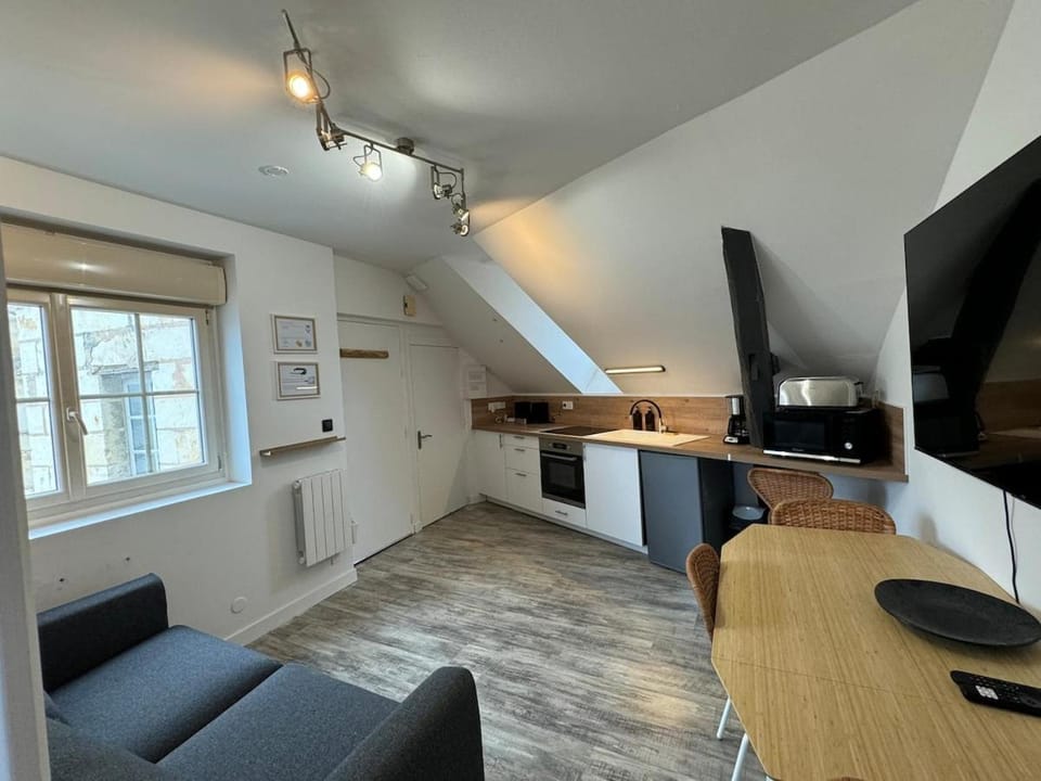 TV and multimedia, Kitchen or kitchenette, Dining area, oven, stove