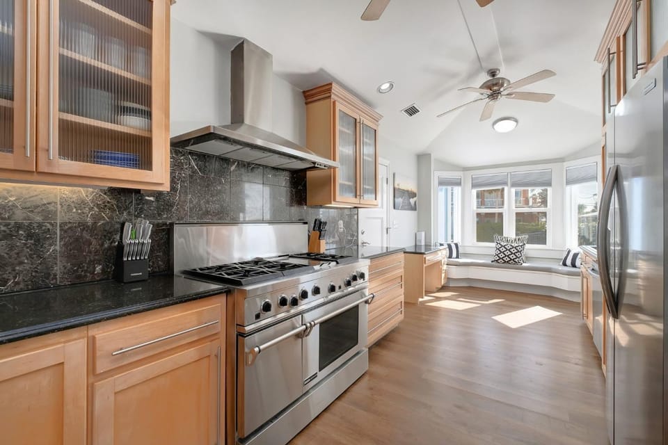 Kitchen or kitchenette, Seating area, oven, stove, kitchen