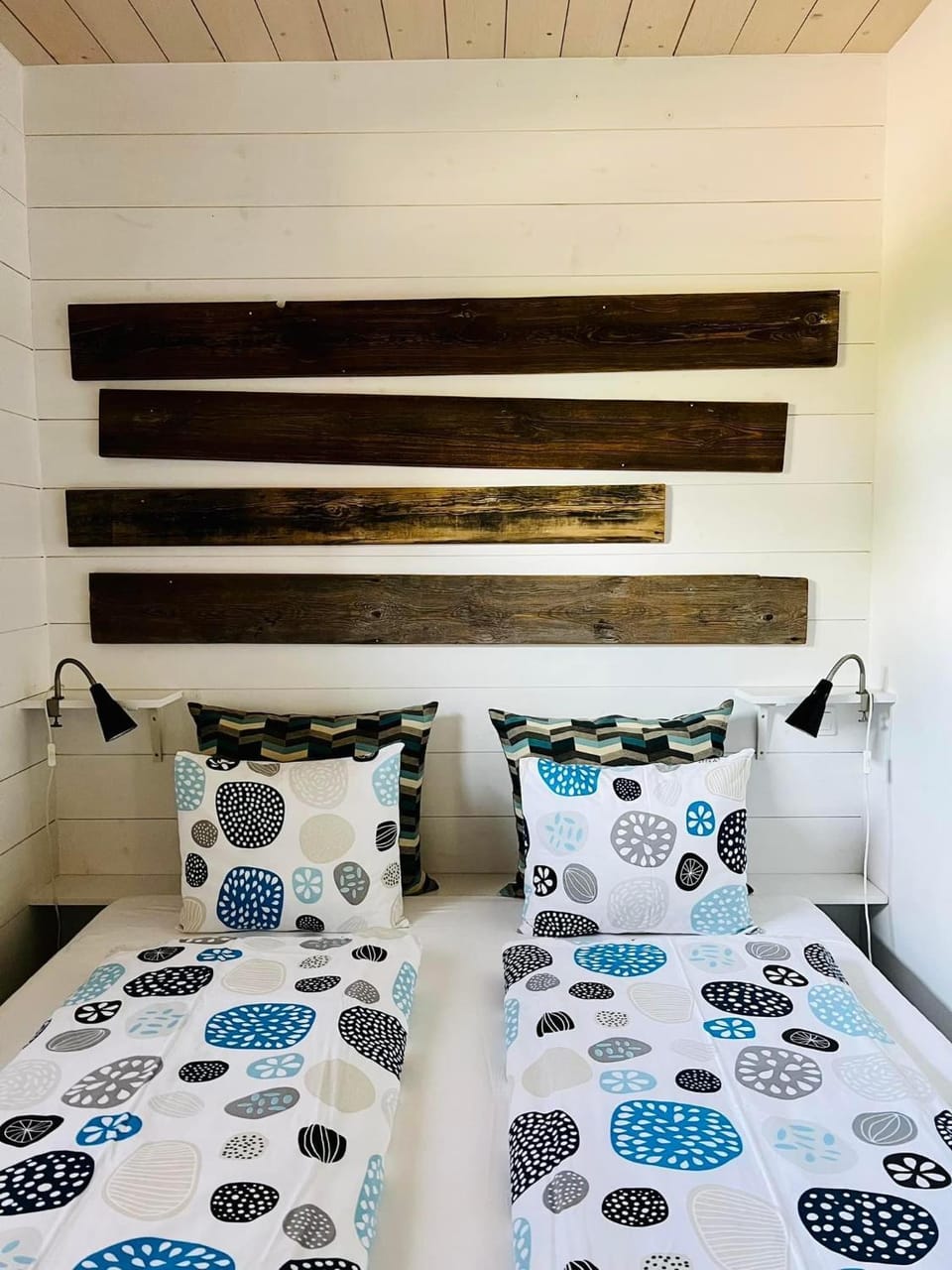 Bed, Photo of the whole room, Bedroom, Text overlay