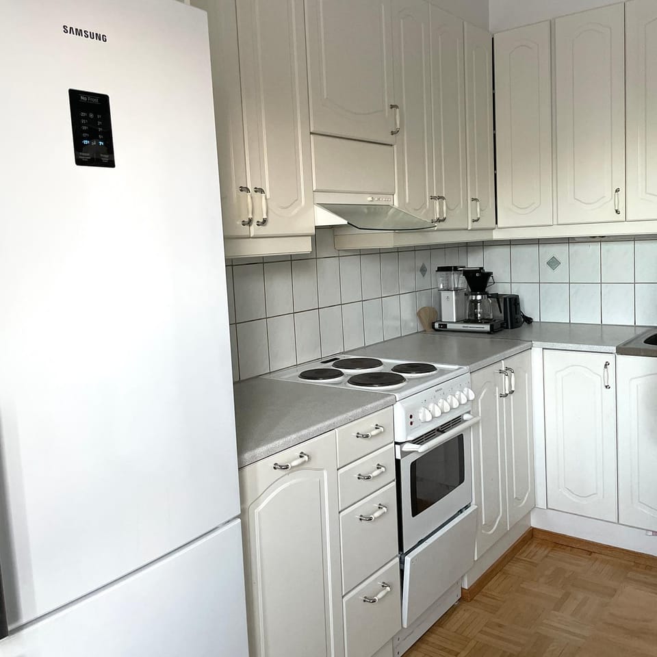 Coffee/tea facilities, Kitchen or kitchenette, dishwasher, microwave, oven, stove, toaster