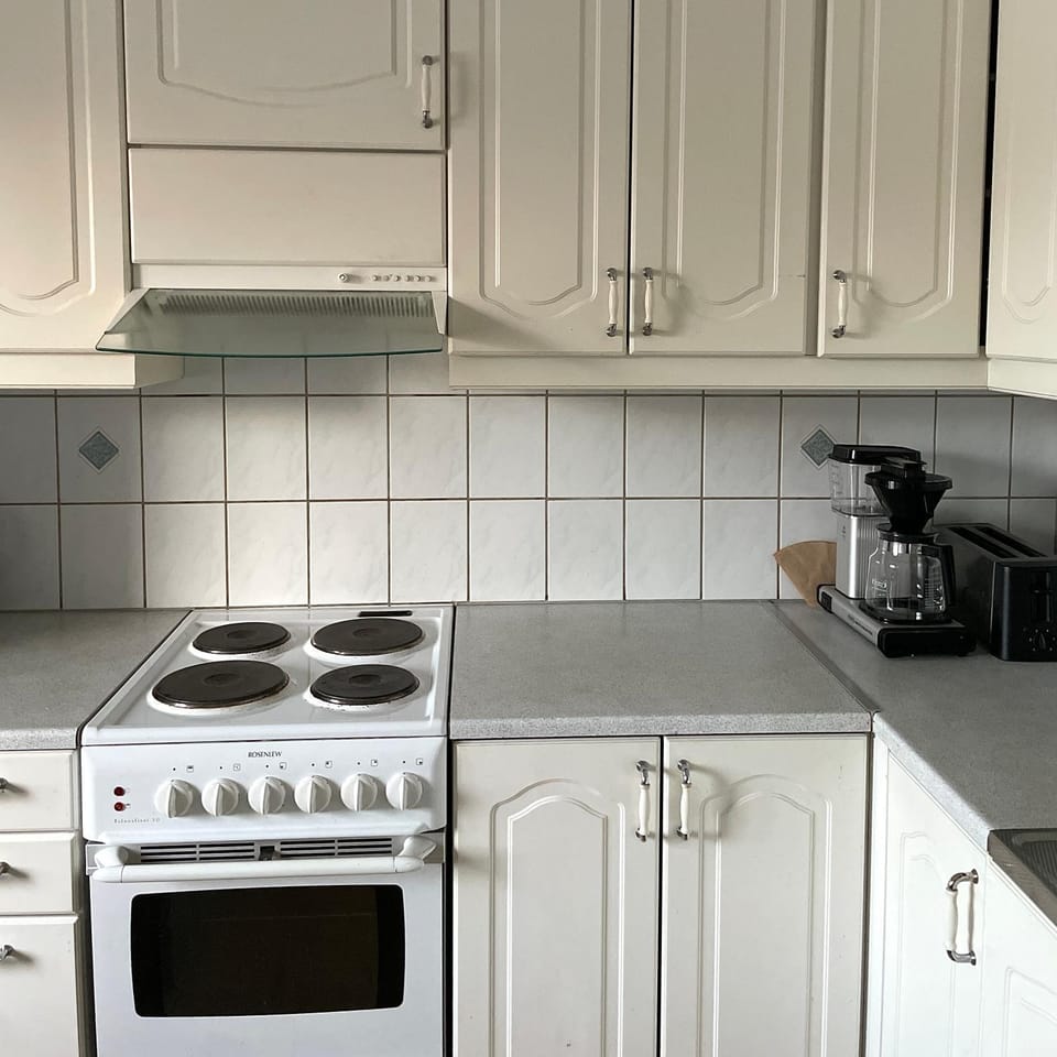 Coffee/tea facilities, Kitchen or kitchenette, stove, toaster