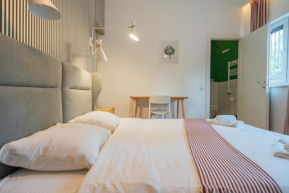 Bed, Bedroom, towels
