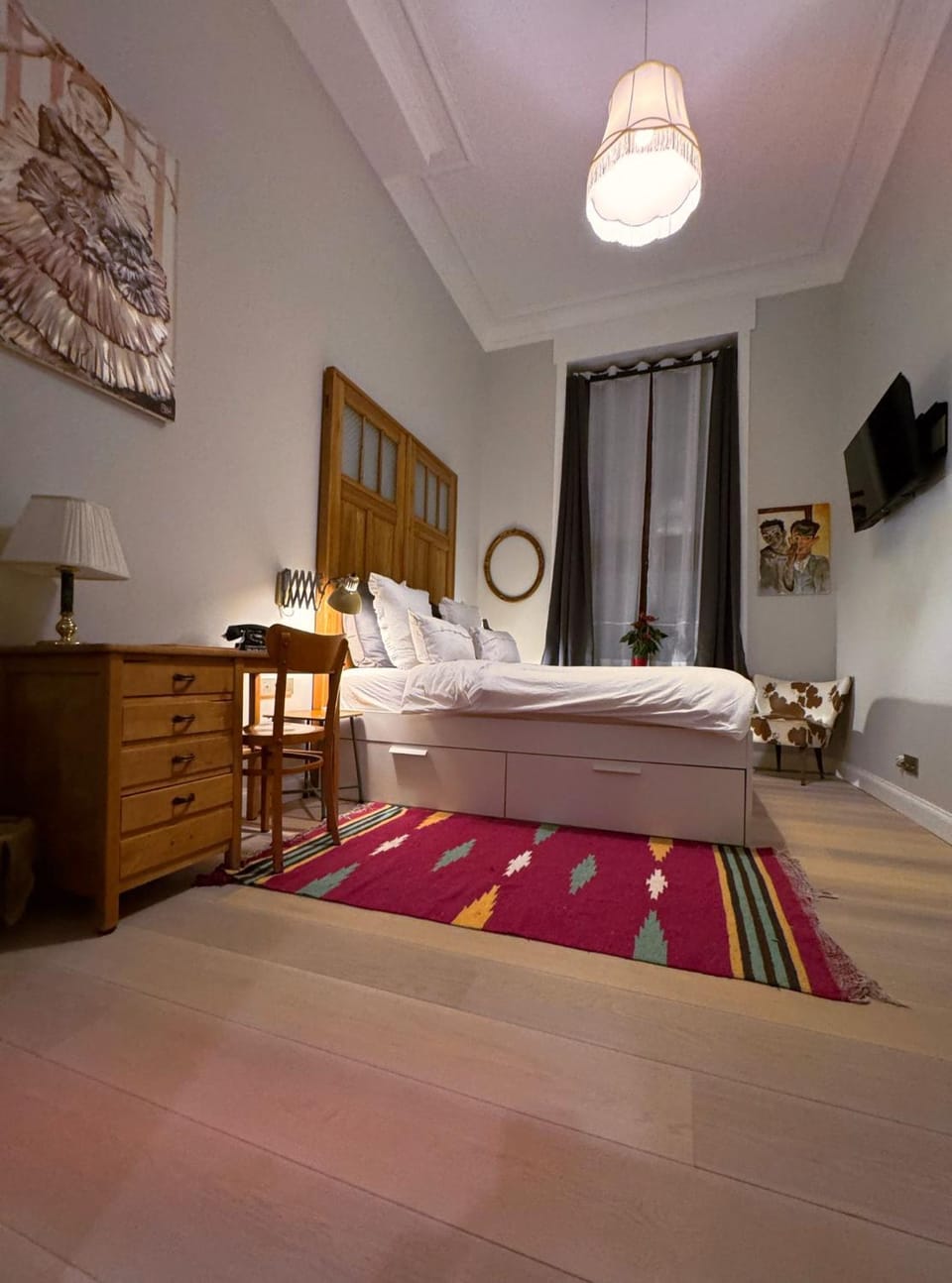 Bed, TV and multimedia, Living room, Photo of the whole room, Seating area, Bedroom