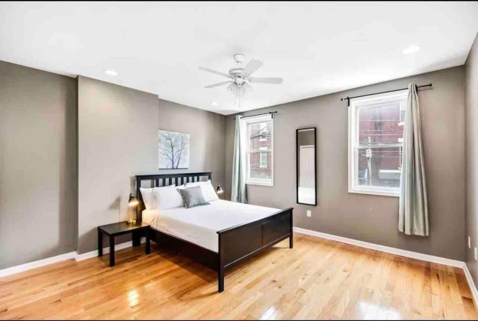 Modern Cozy Huge Balcony in Heart of Passyunk Apartment in Philadelphia