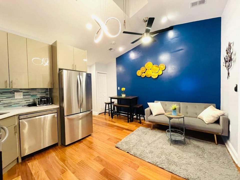 Downtown City Hall near Kimmel Center 2BD Suite Apartment in Rittenhouse Square