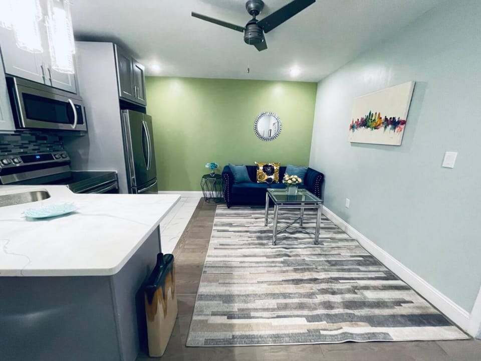 Rittenhouse Square near Kimmel Center 1BD Suite Apartment in Rittenhouse Square