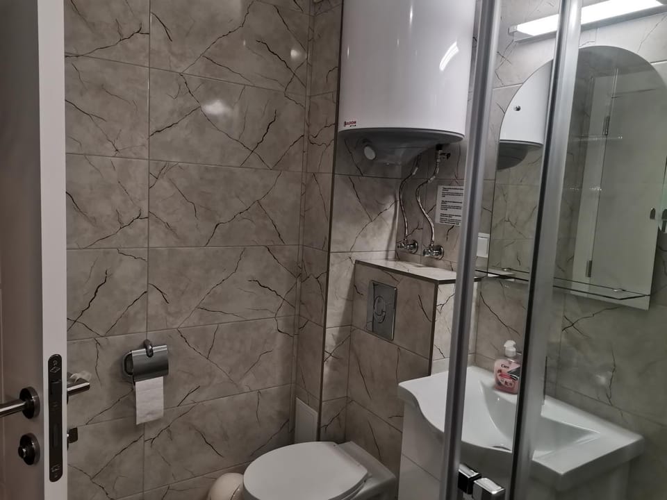 Shower, Toilet, Bathroom, towels