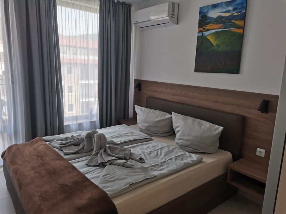 Bedroom, towels, air conditioner