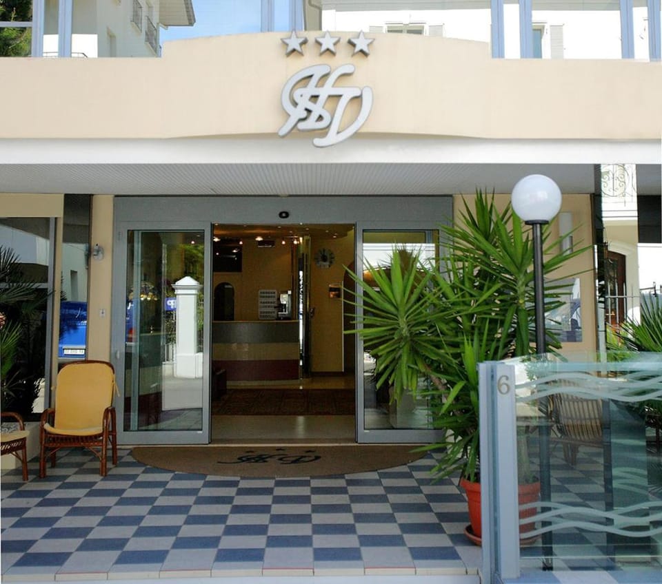 Facade/entrance