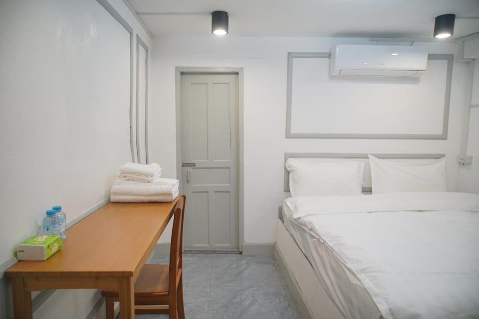 Bed, Photo of the whole room, Bedroom, towels, air conditioner