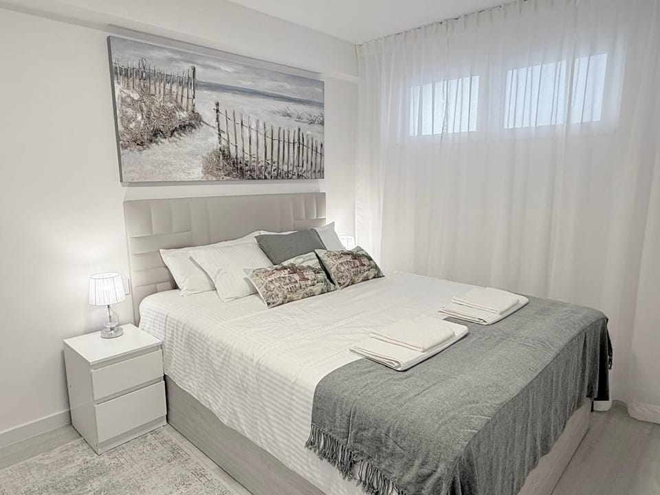 Bed, Bedroom, towels
