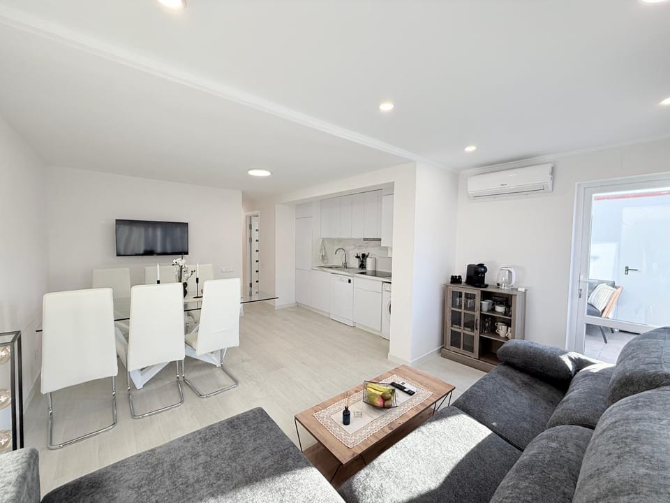 TV and multimedia, Balcony/Terrace, Living room, Seating area, Dining area, air conditioner