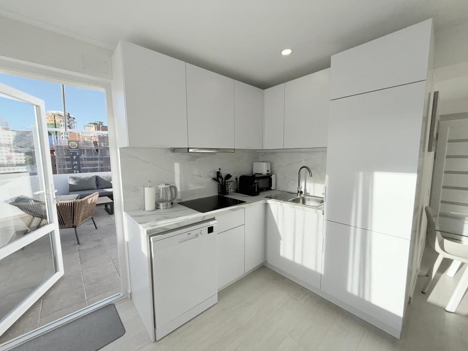 Coffee/tea facilities, Kitchen or kitchenette, dishwasher, oven, stove