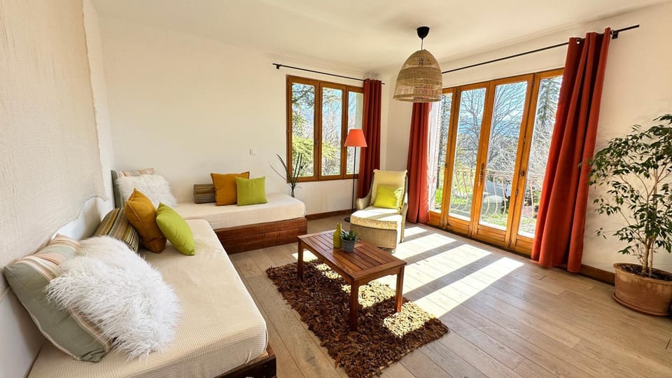 Living room, Seating area