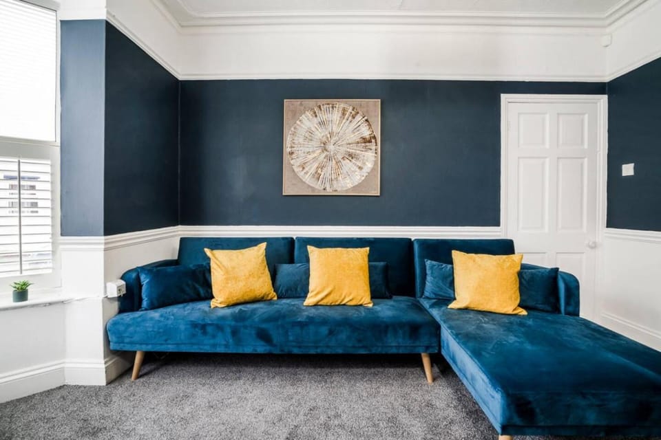 5BR House By Comfy Nest Contractors Accommodation Northampton, Sleeps 8, Pool Table, PS5 House in Wellingborough