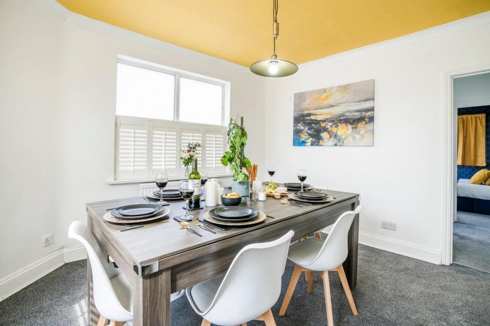 5BR House By Comfy Nest Contractors Accommodation Northampton, Sleeps 8, Pool Table, PS5 House in Wellingborough