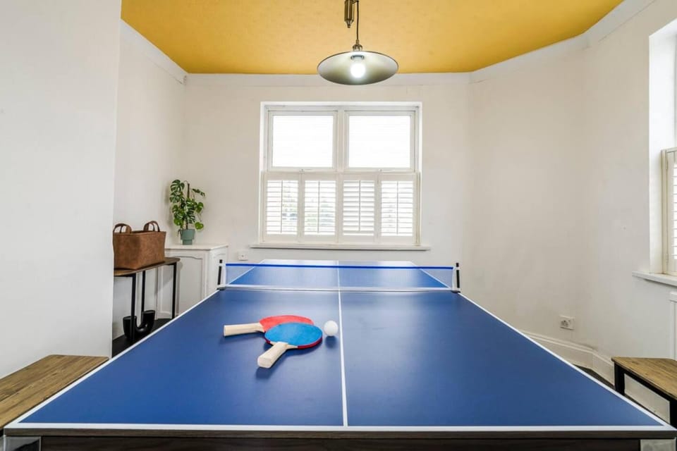 5BR House By Comfy Nest Contractors Accommodation Northampton, Sleeps 8, Pool Table, PS5 House in Wellingborough