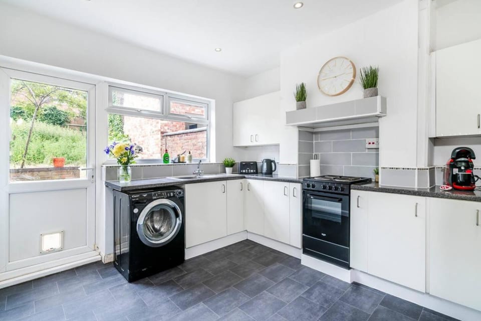 Kitchen or kitchenette, stove, washing machine