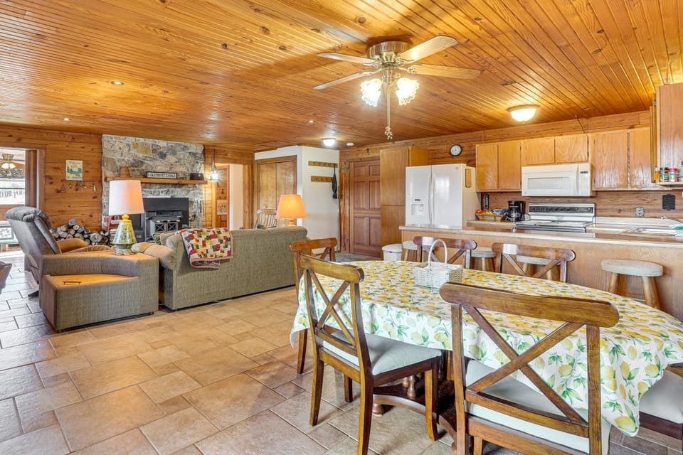 Table Rock Lake Cabin w/ Waterfront Views! Cabin in Table Rock Lake