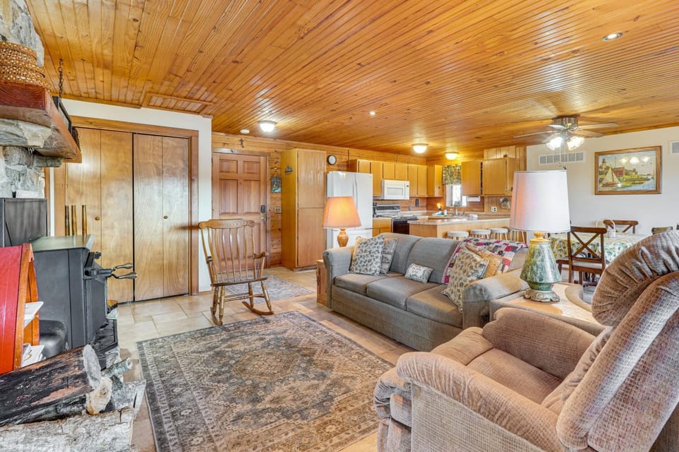 Table Rock Lake Cabin w/ Waterfront Views! Cabin in Table Rock Lake