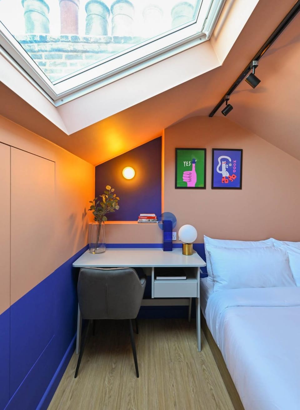 Photo of the whole room, Bedroom