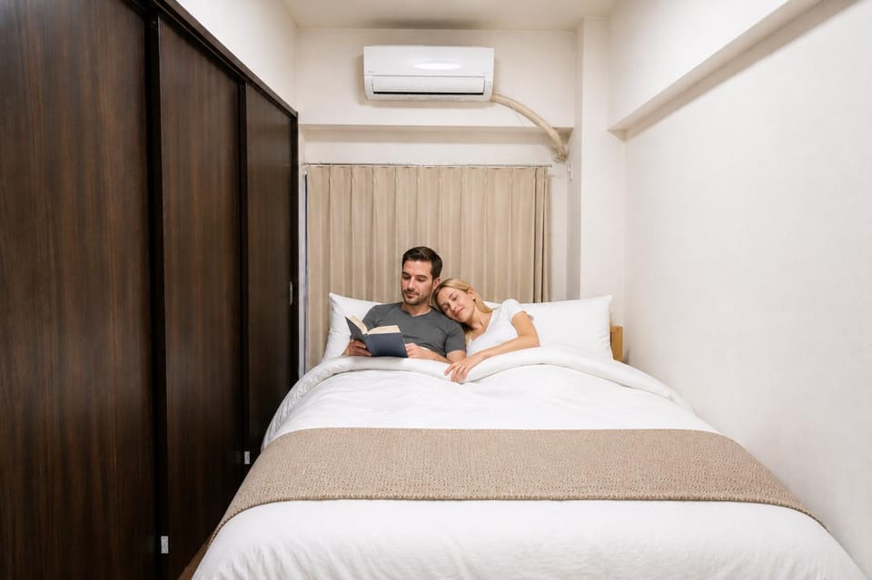 Bed, People, Photo of the whole room, Bedroom, air conditioner