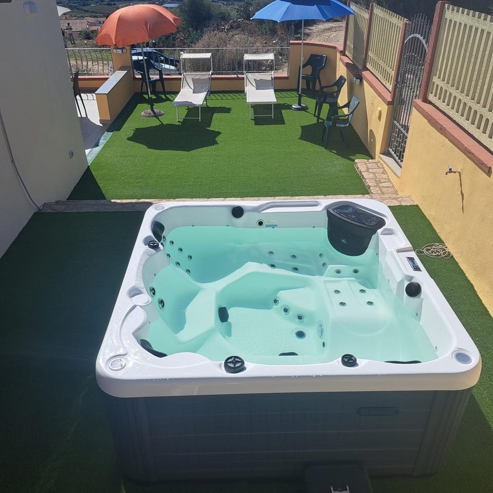 Hot Tub, Swimming pool