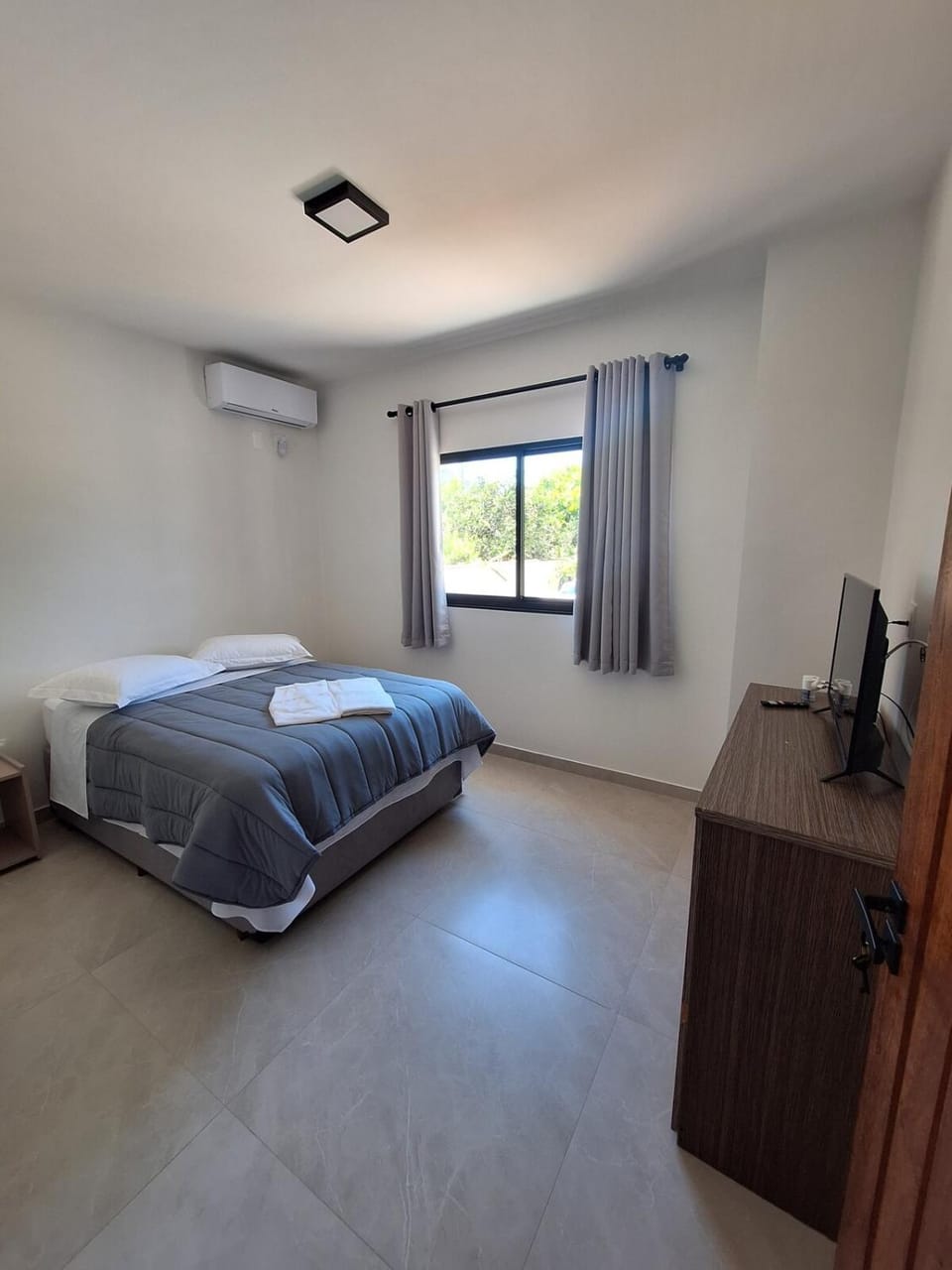 Bed, TV and multimedia, Photo of the whole room, Bedroom, air conditioner