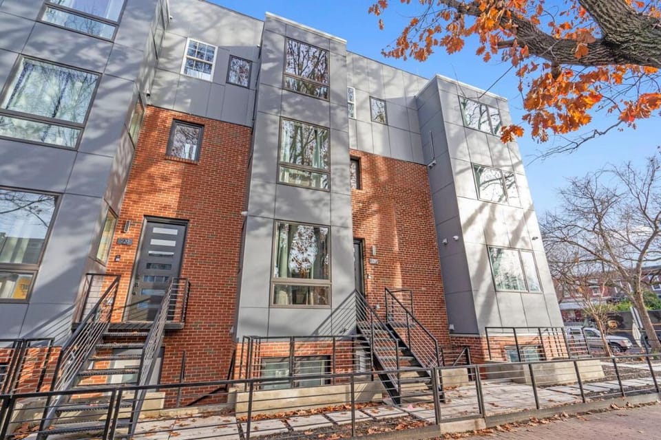 Capital Hill 2 Spacious Townhouse in Downtown DC with Roof View Free parking and Free WiFi Apartment in District of Columbia