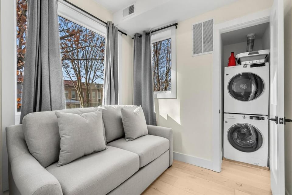 Capital Hill 2 Spacious Townhouse in Downtown DC with Roof View Free parking and Free WiFi Apartment in District of Columbia