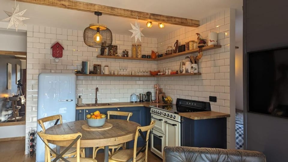 Coffee/tea facilities, Kitchen or kitchenette, Dining area