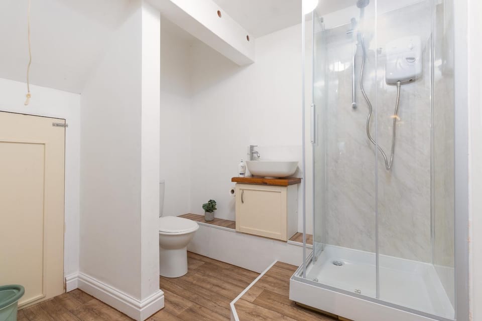 Shower, Toilet, Bathroom, Bath, towels