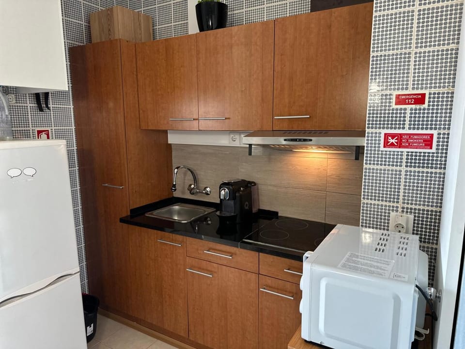 Coffee/tea facilities, Kitchen or kitchenette, stove