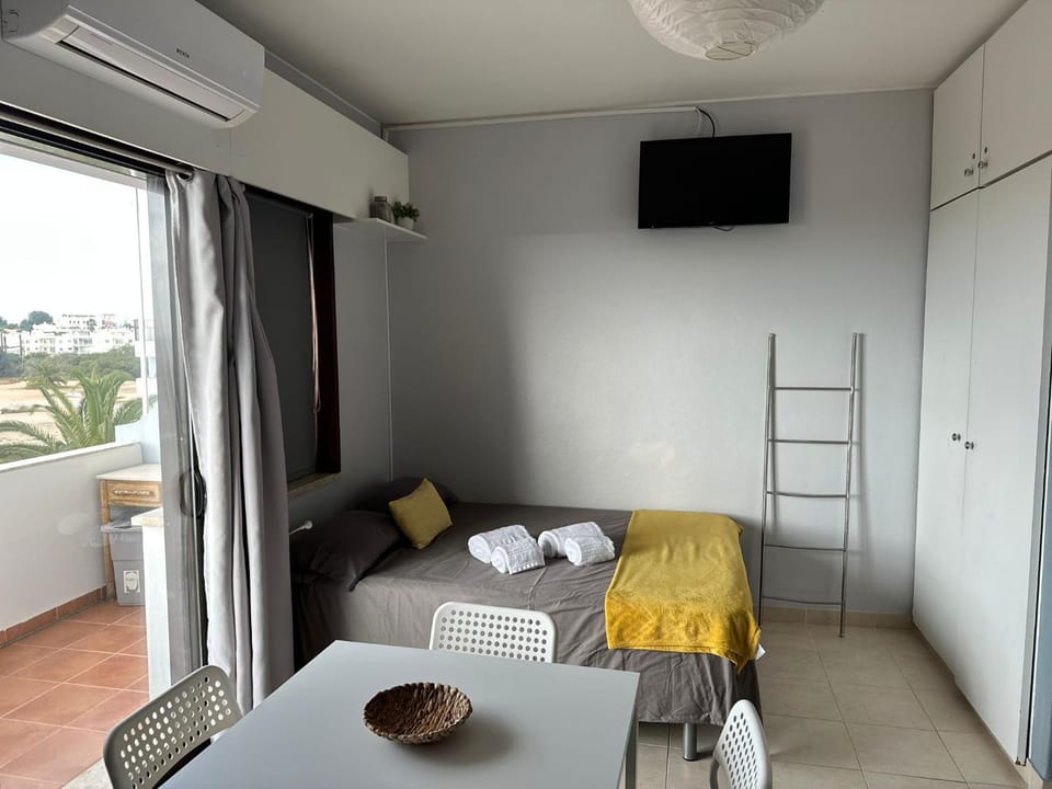 Bed, TV and multimedia, Living room, Photo of the whole room, Seating area, Dining area, air conditioner