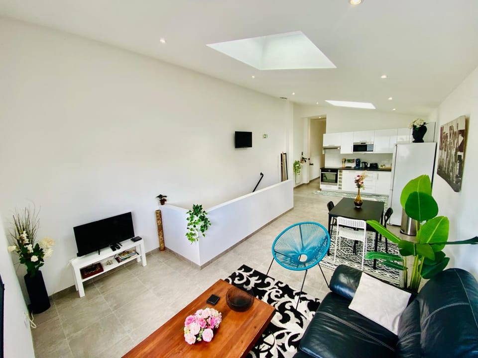 Kitchen or kitchenette, Living room, Dining area