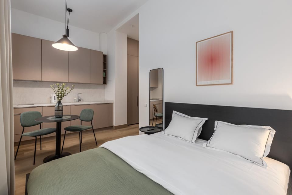 Bed, Photo of the whole room, Seating area, Bedroom