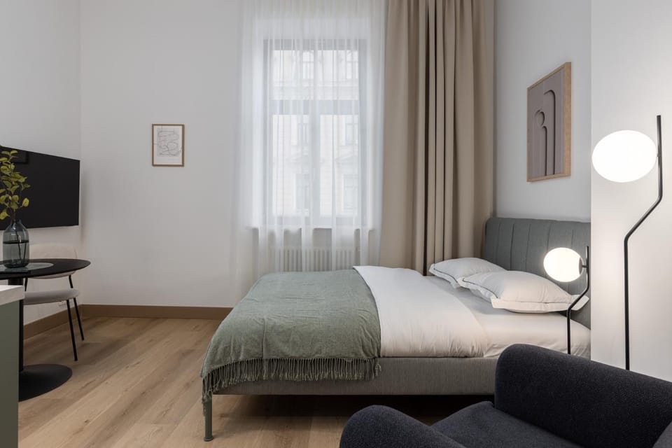 Bed, TV and multimedia, Photo of the whole room, Bedroom