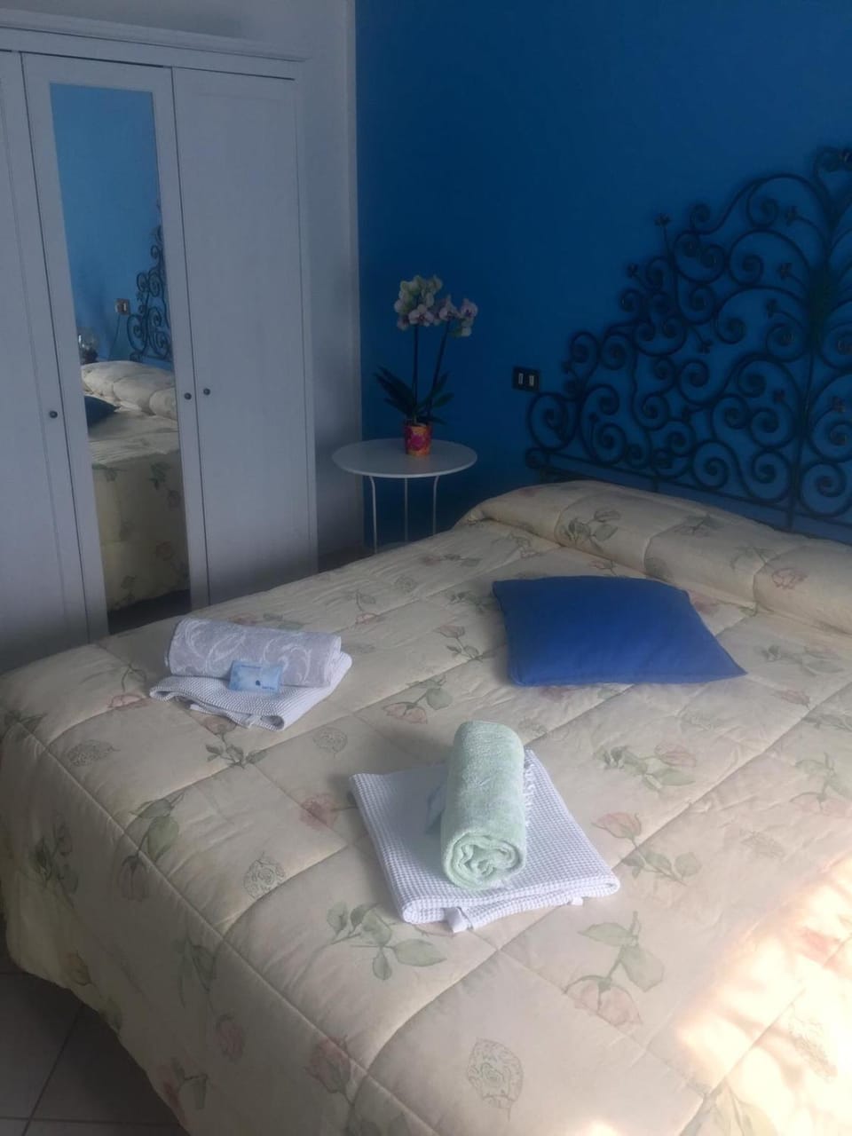 Bed, Other, Photo of the whole room, Decorative detail, Decorative detail, On site