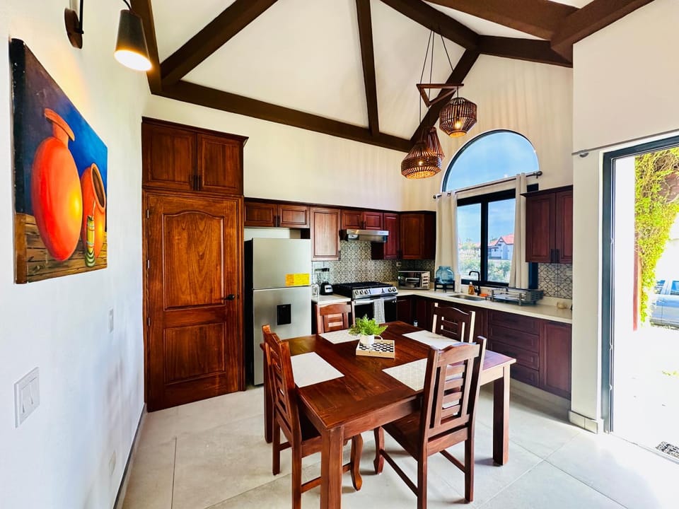Kitchen or kitchenette, Dining area