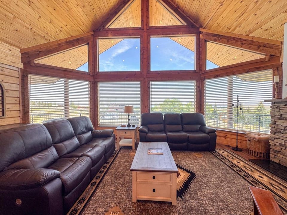 Nature Calls with hot tub and Ideal Beach Pass House in Garden City