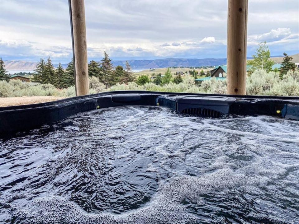 Nature Calls with hot tub and Ideal Beach Pass House in Garden City
