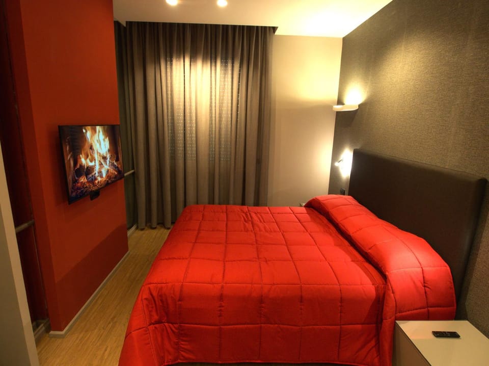 Bed, TV and multimedia, Photo of the whole room, Bedroom