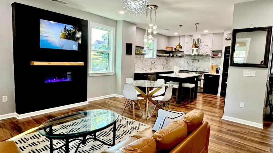 TV and multimedia, Kitchen or kitchenette, Living room, Seating area