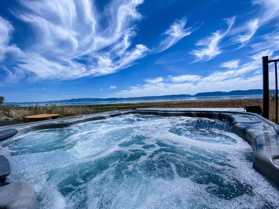 Bear Foot Beach House-Beautiful Views on the Lake House in Utah